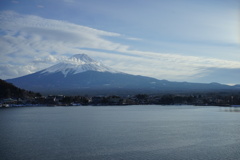 河口湖沿いのホテルの部屋からの富士山