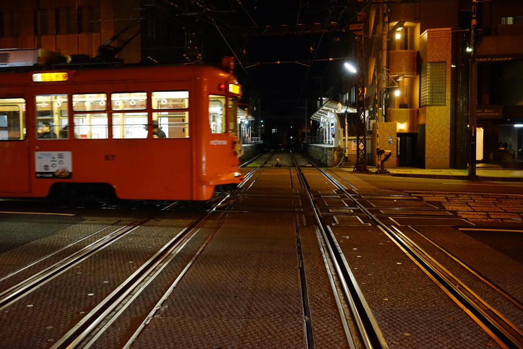 線路を横切る電車