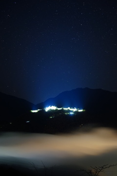 星と雲とライトアップ竹田城跡