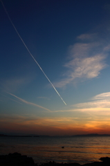 夕暮れ飛行機雲