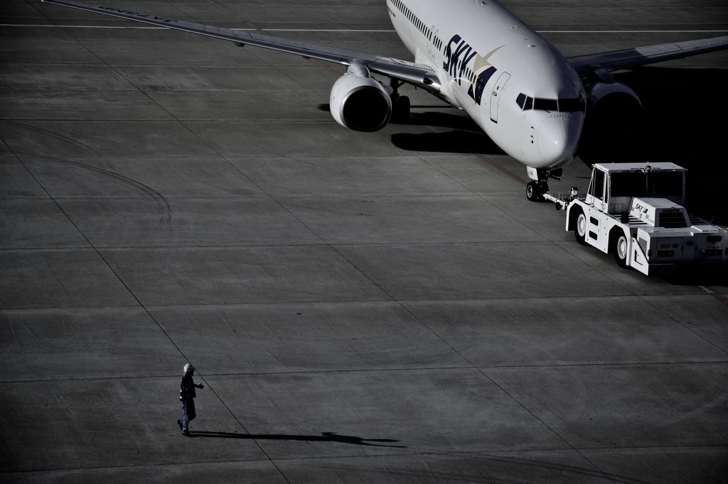 飛行機を誘導してます。