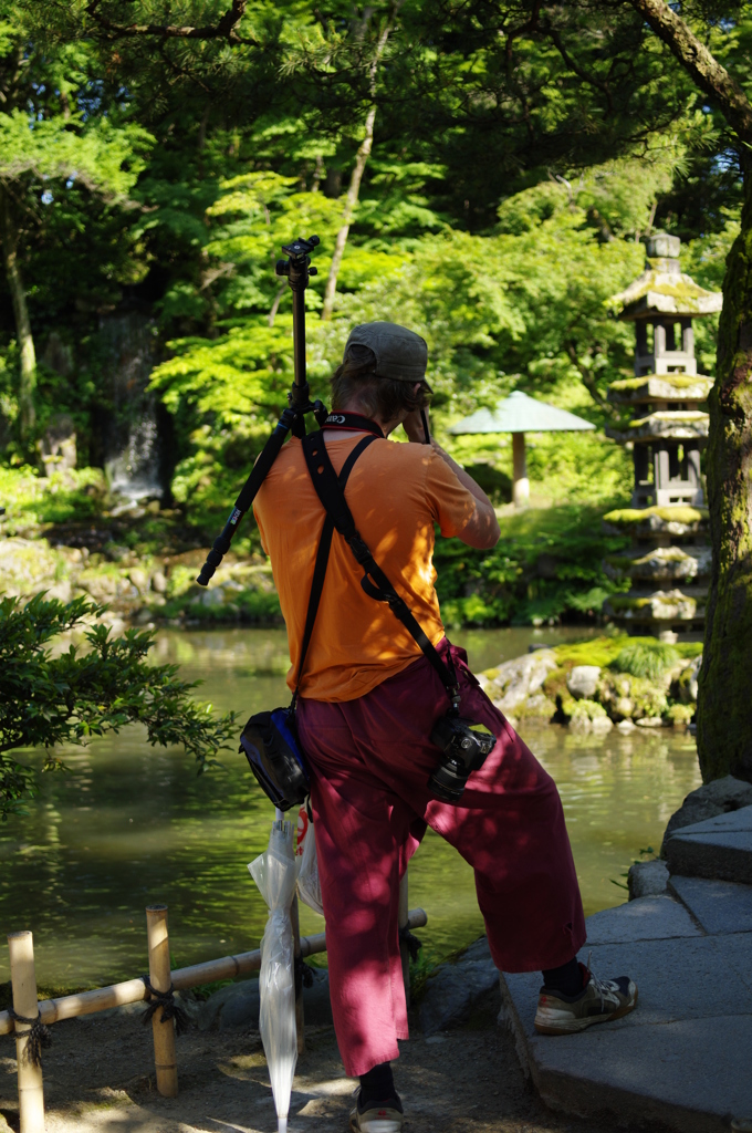 兼六園を撮る外国人