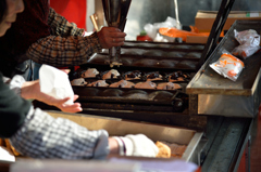 たい焼きを焼く人と売る人