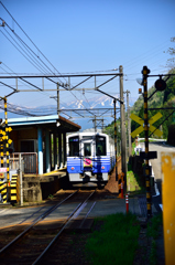雪が残る白山連峰が映る越前鉄道小舟渡駅