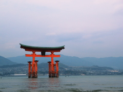 鳥居佇む