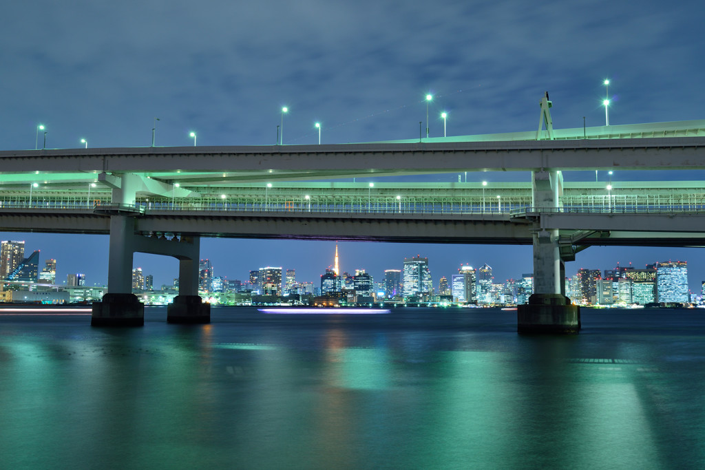 止まらない街　東京