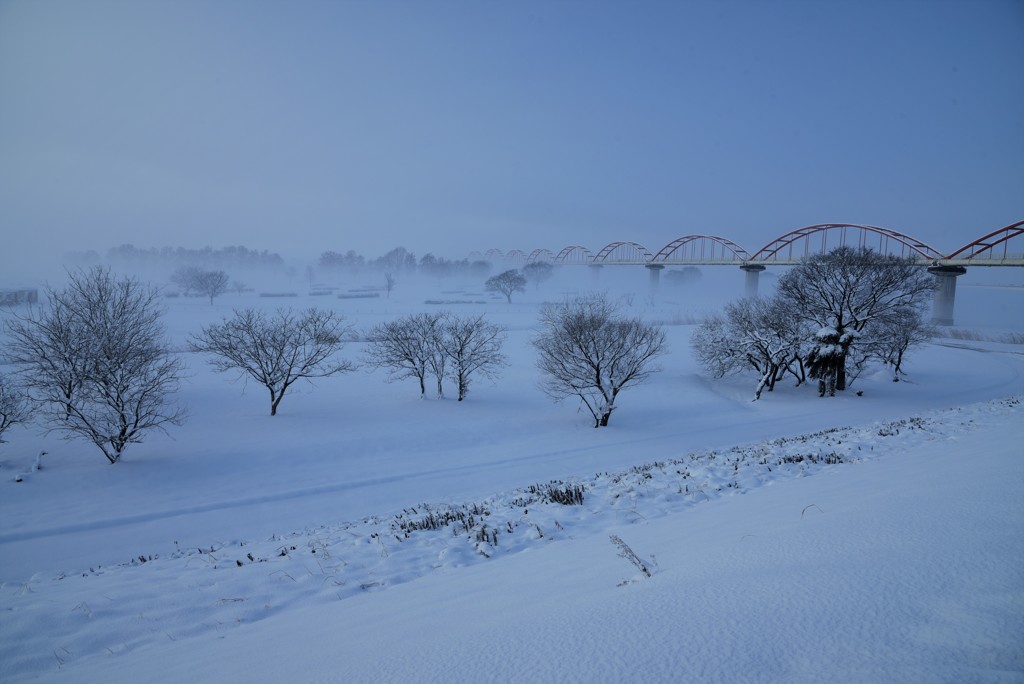 水管橋、雪の朝