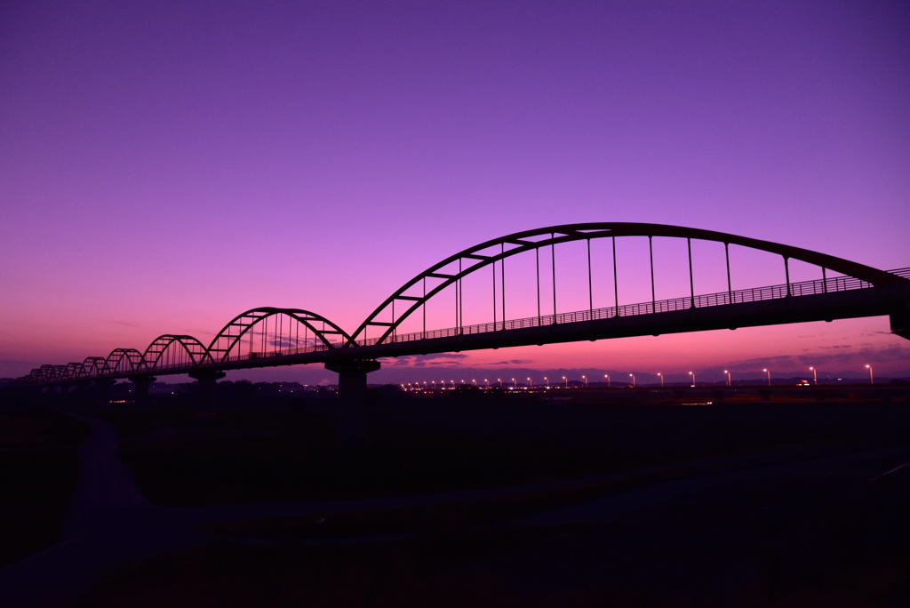 水管橋のある夕景