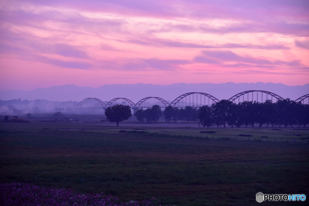 水管橋のある夕景