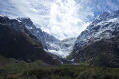 雲湧く岩山