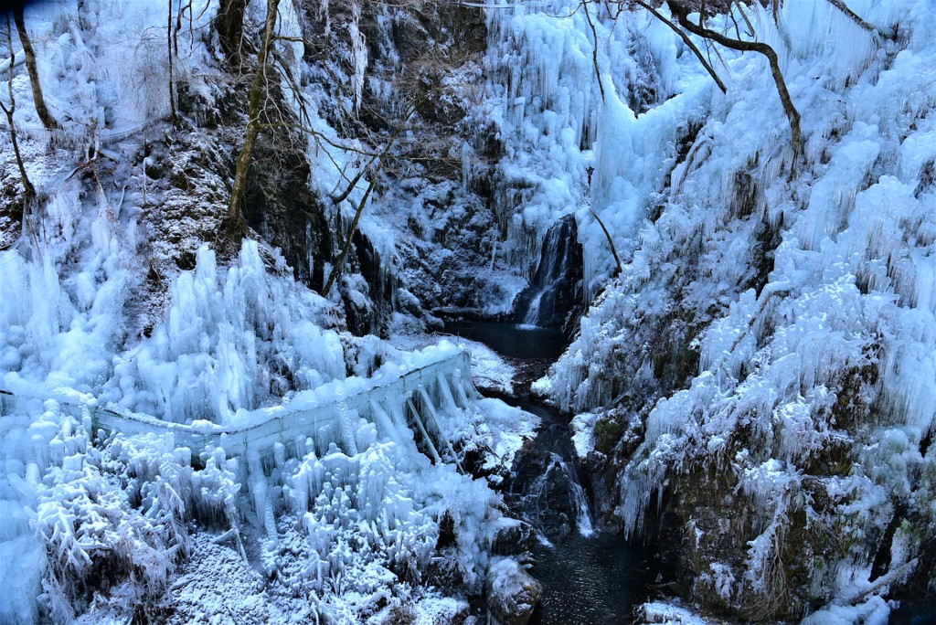 凍る渓谷