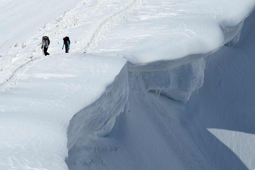 雪庇稜線を行く