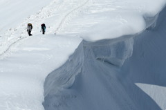 雪庇稜線を行く