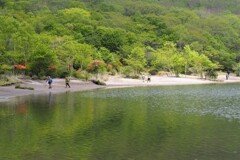 湖畔の五月を歩く