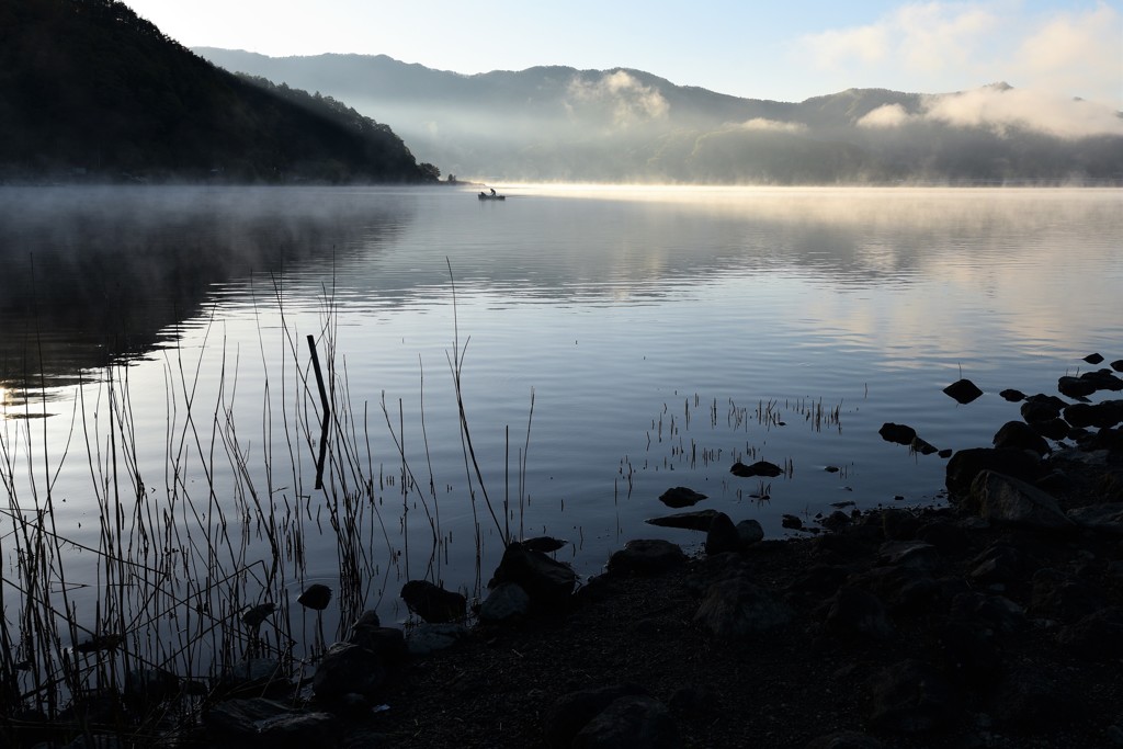 夜明けの湖