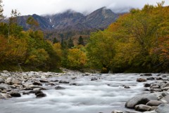 山峡の流れと