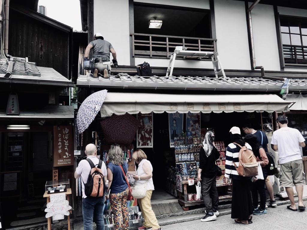 屋根の上の仕事人