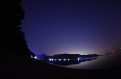 湖畔と星と
