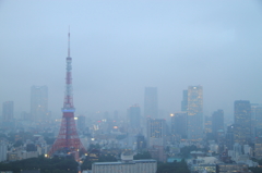 霞む東京タワー