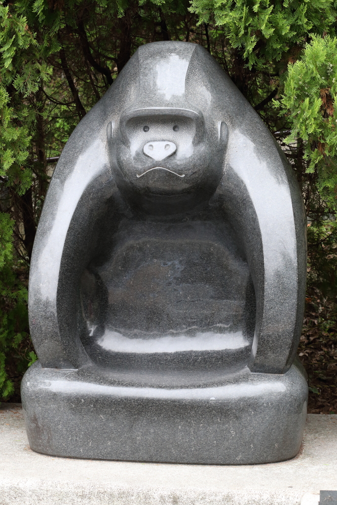 座れるゴリラの彫刻