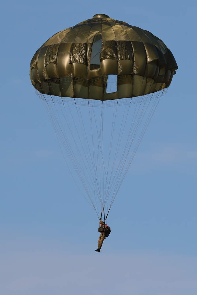 落下傘空をゆく 1　新田原基地429