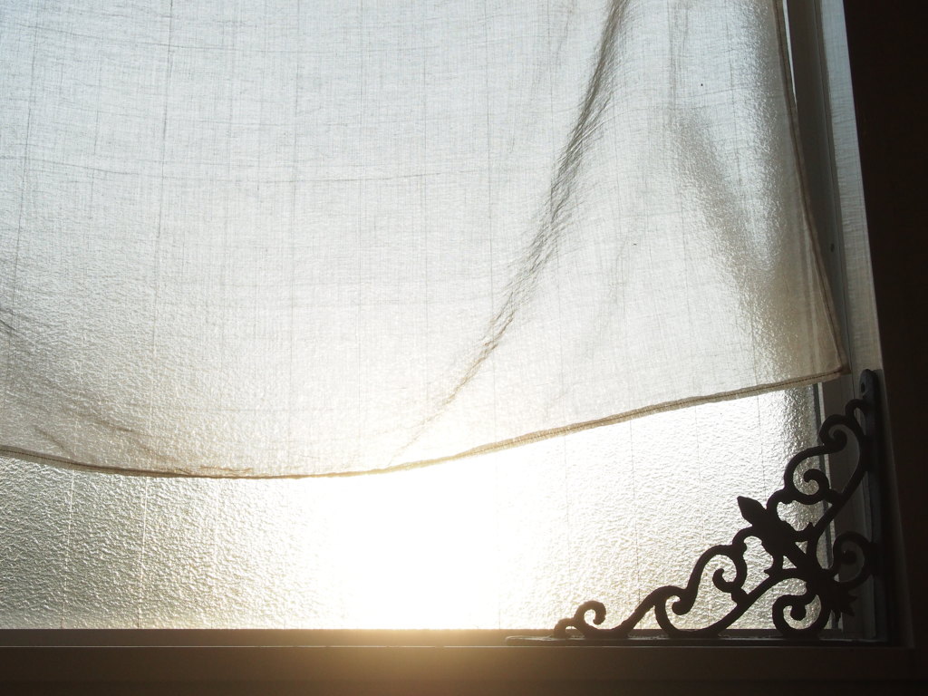 窓を照らす窓