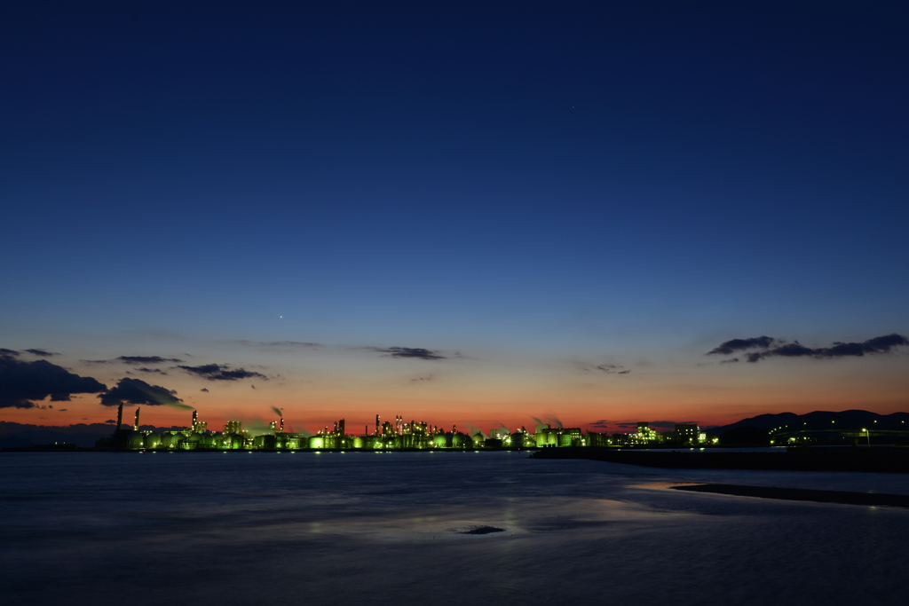 グラデーションと工場夜景