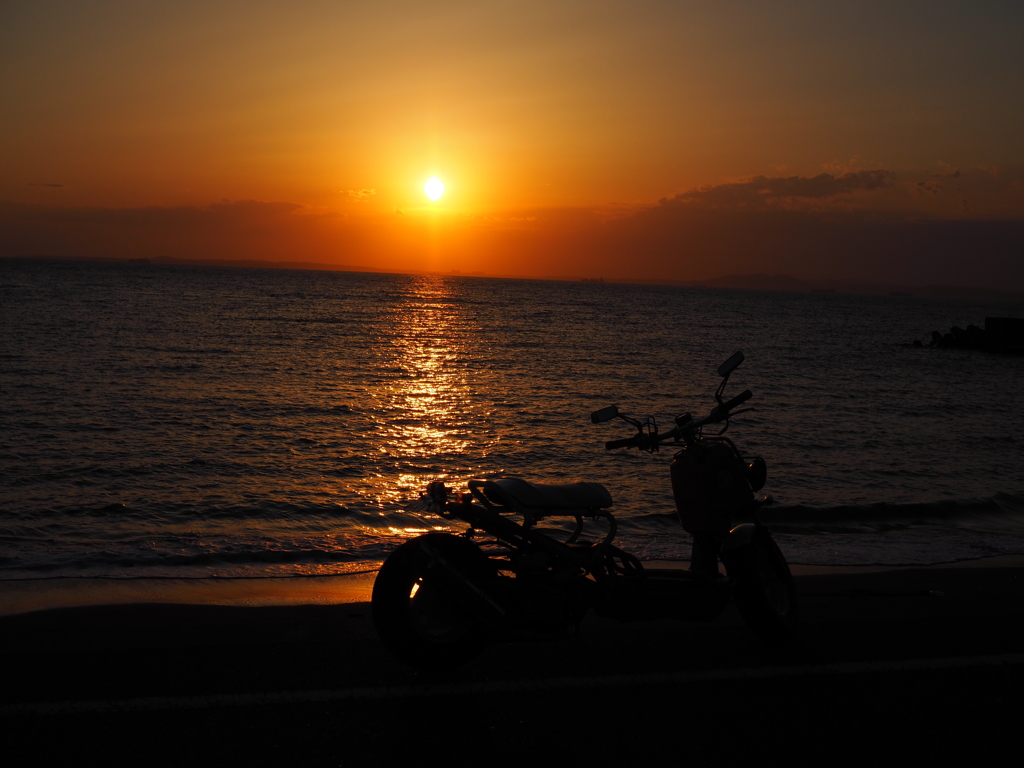 愛車と夕日