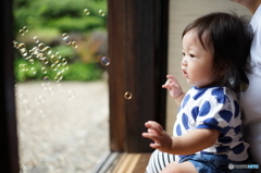 縁側にシャボン玉