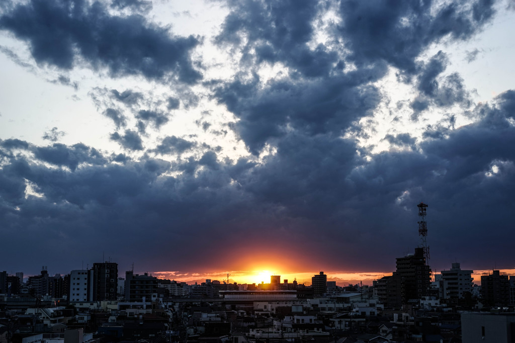 どんより雲と沈む夕日