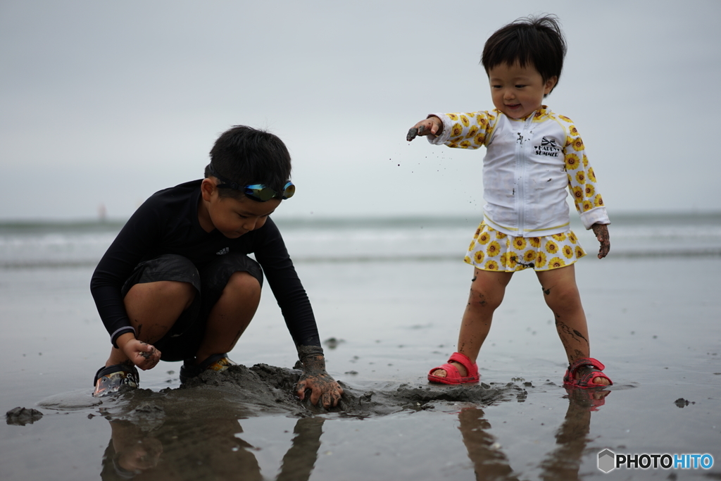 海で砂遊び