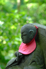 高幡不動尊 緑の中のお地蔵さん２