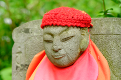 高幡不動尊 緑の中のお地蔵さん１