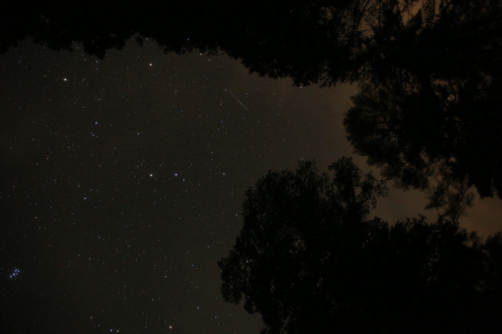 昴（プレヤデス星団）とアルデバランの秋の星空 (2)