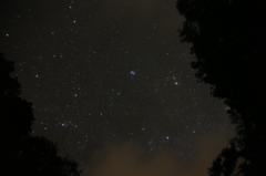 昴（プレヤデス星団）とアルデバランの秋の星空