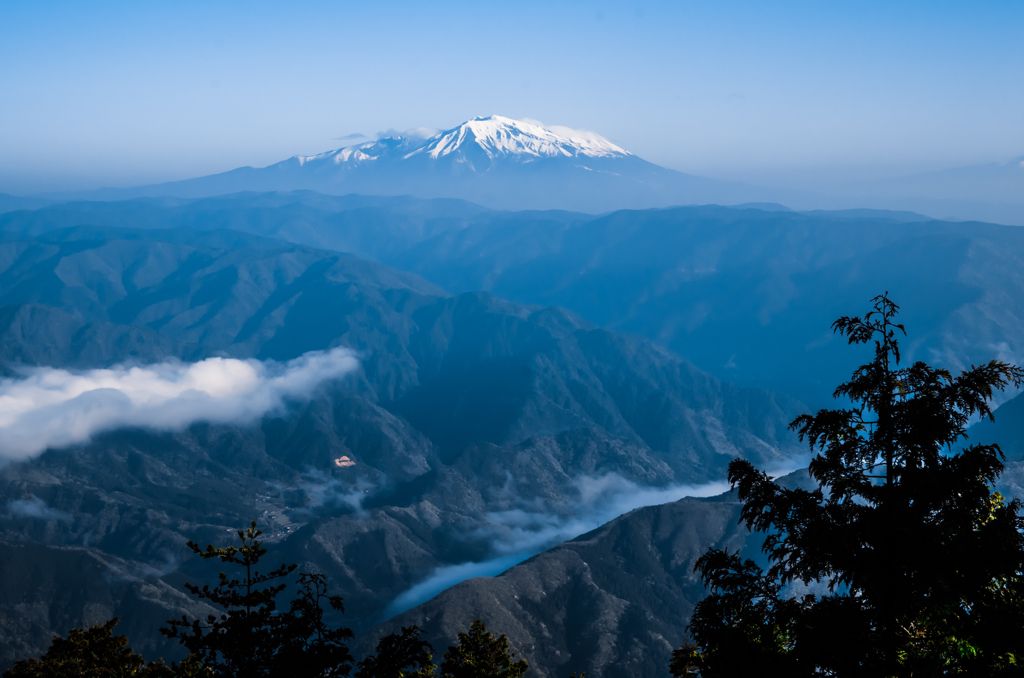 南木曽岳山頂より(御嶽山)