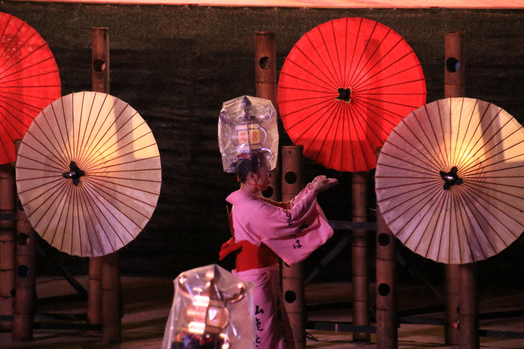 　小雨の中灯籠踊り　２