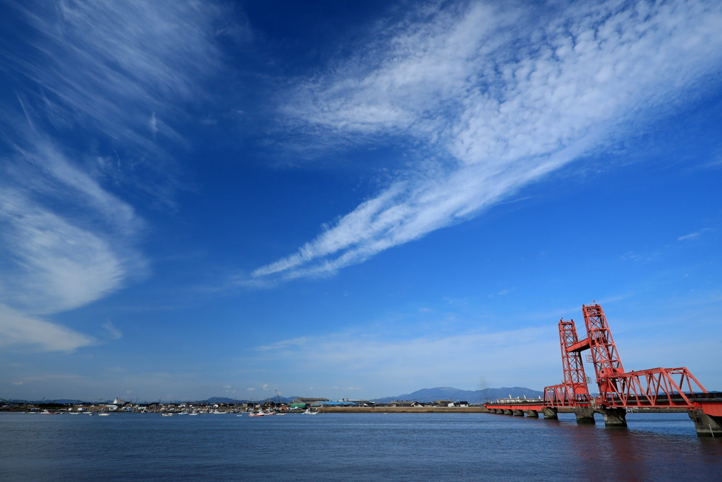 青空　雲　昇開橋