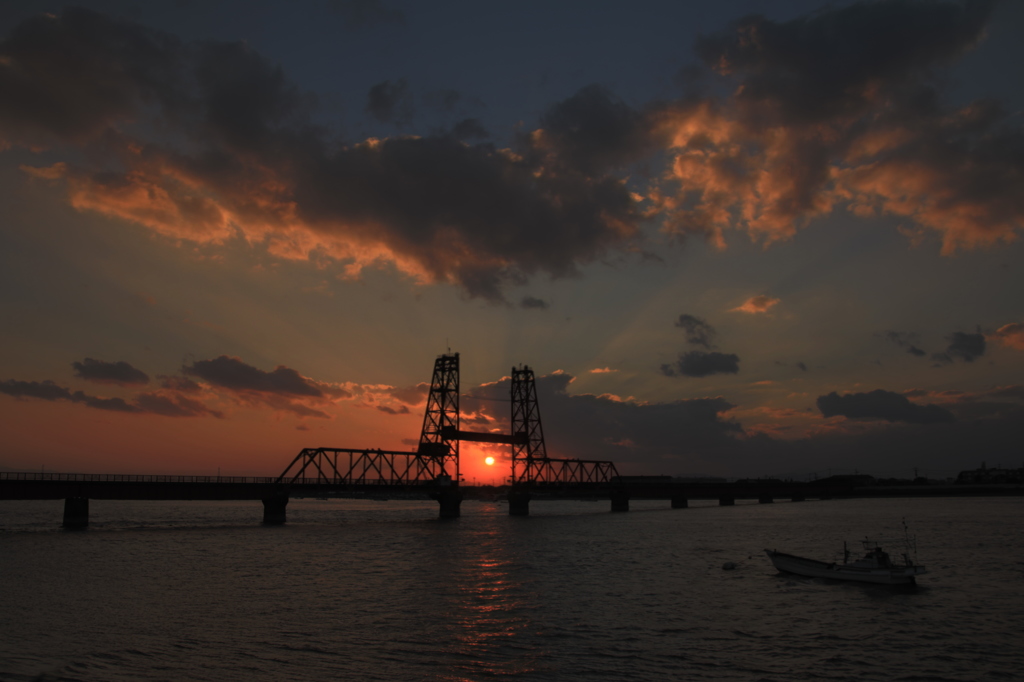 夕焼けの昇開橋