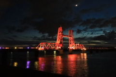  三日月の昇開橋