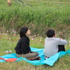 見上げる二人