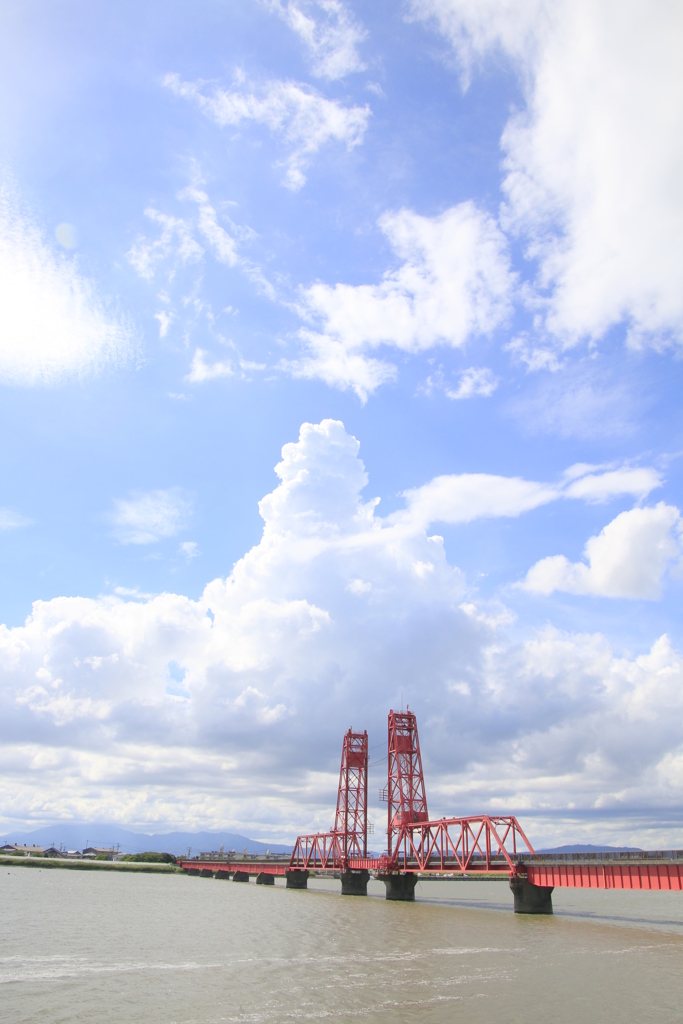 　夏雲の昇開橋