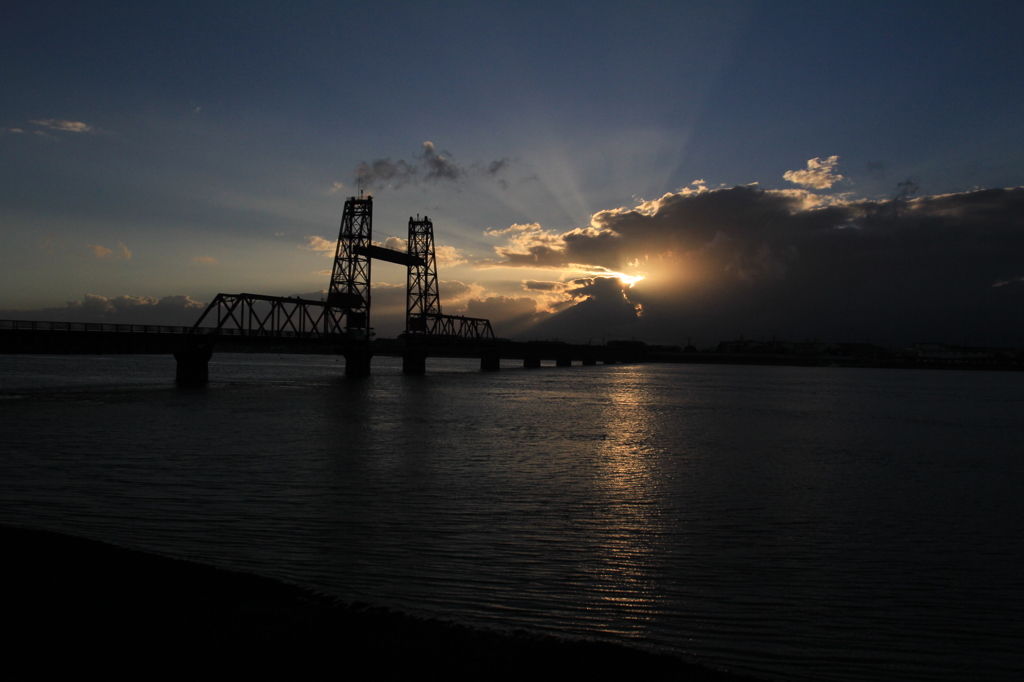 日暮れの昇開橋