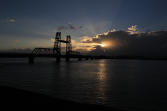 日暮れの昇開橋