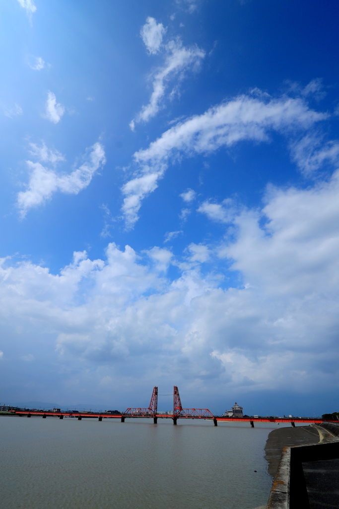  梅雨明けの昇開橋