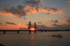 昇開橋の夕陽　１