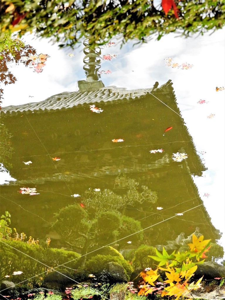 水面の西塔