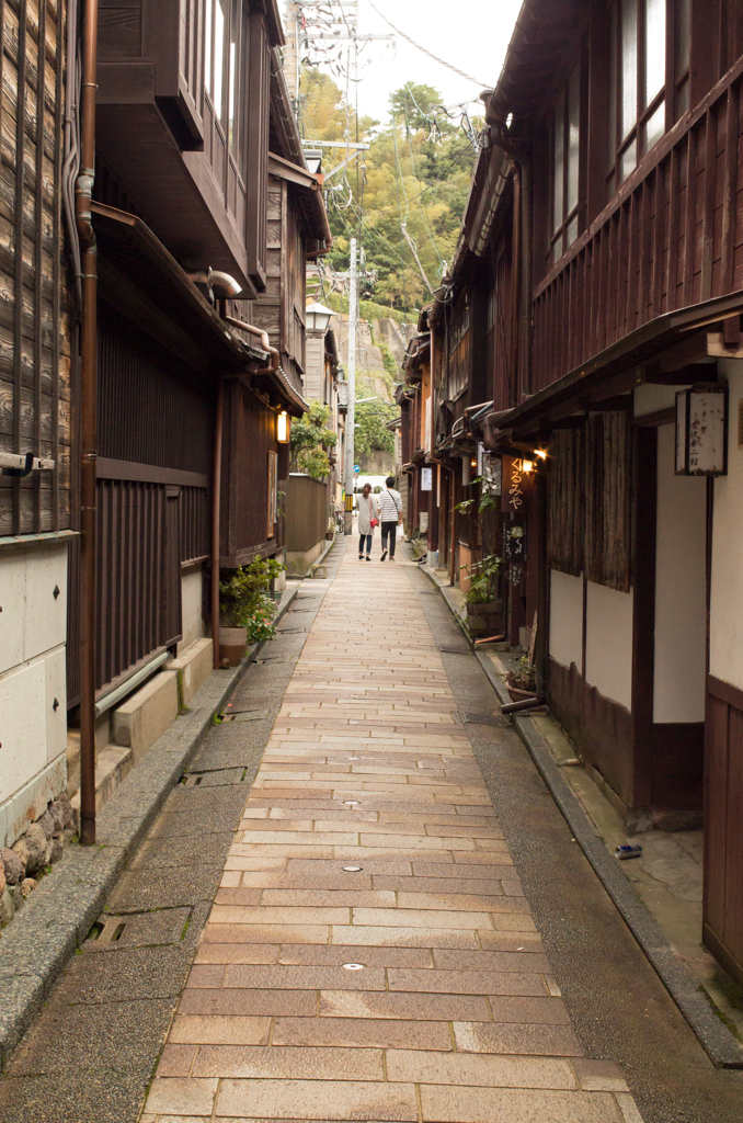 古路地の小路で…