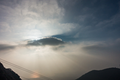 雲の向こうの朝日