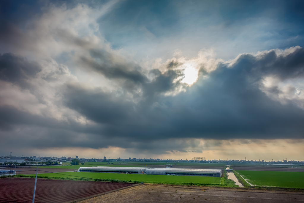 雲の向こうの朝日